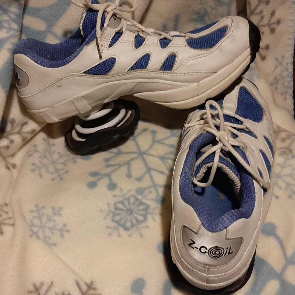 Tennis shoes